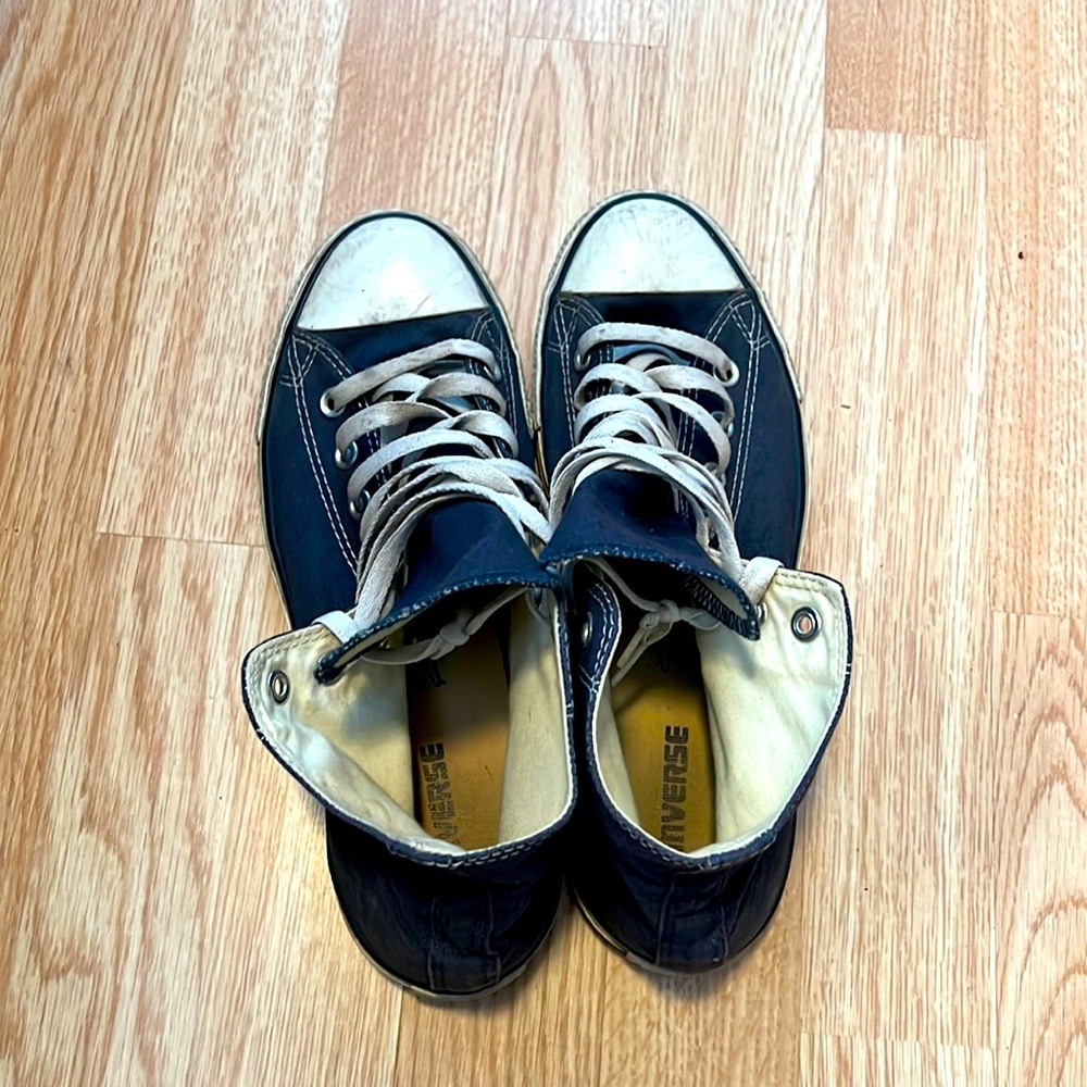 Navy converse all-star Chuck Taylor’s. Men’s 9/women’s 11